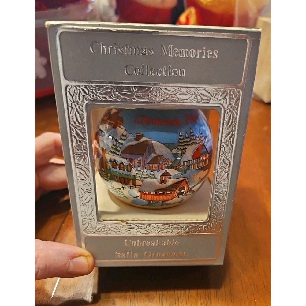 Vintage 1984 Satin Unbreakable‎ Ornament/General Foam Plastics Corp. (538)